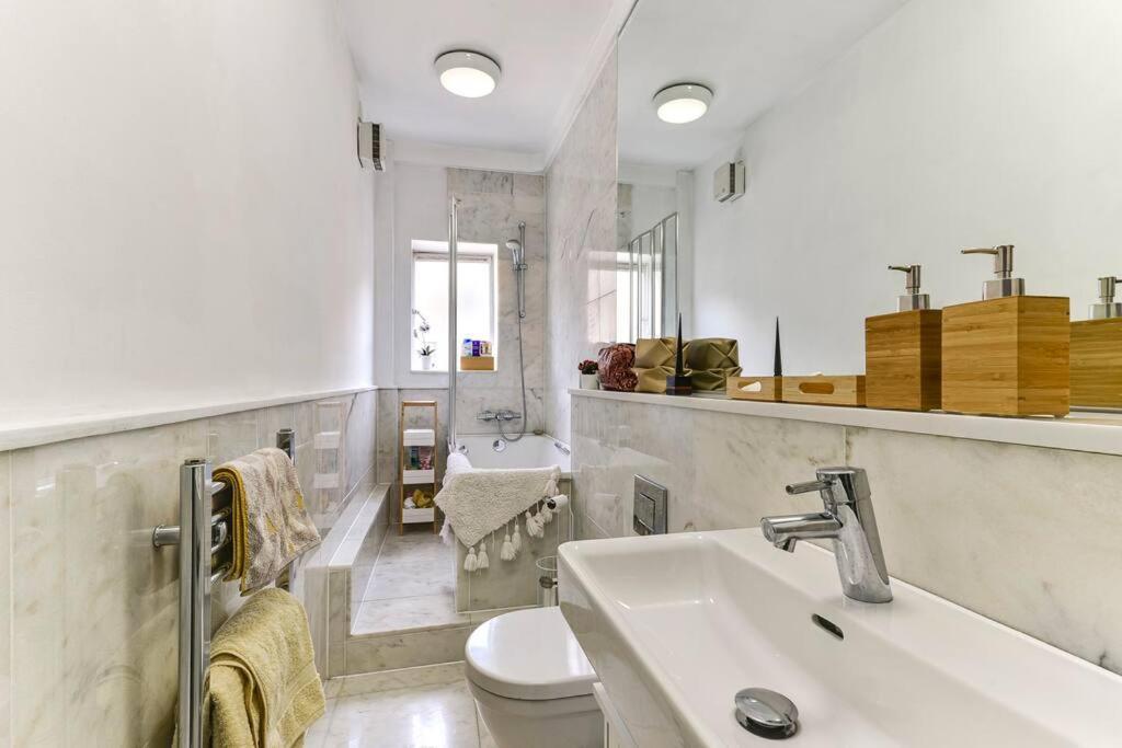 Modern One Bedroom In Fitzrovia, Central Londen Buitenkant foto